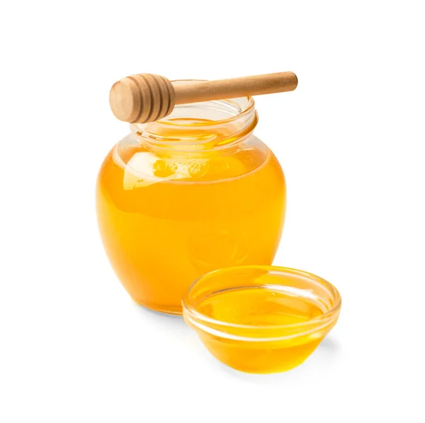 玻璃瓶中的有机蜂蜜和一个透明的碗 白色背景上的木制拨浪器 小勺蜂蜜和新鲜蜂蜜在开放的瓶中隔离特写 健康产品 — 图库照片