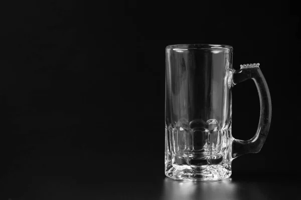 Leeg Glas Met Bier Zwarte Achtergrond Kopieerruimte — Stockfoto