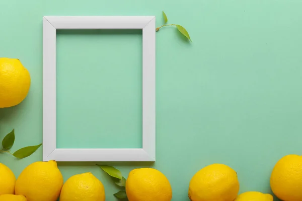 Nane arkaplanlı limonlar ve metin için yer. Taze yeşil ve sarı renk. Çerçeve manzaralı limonlar. Taze yaz bayrağı minimalist tarzda