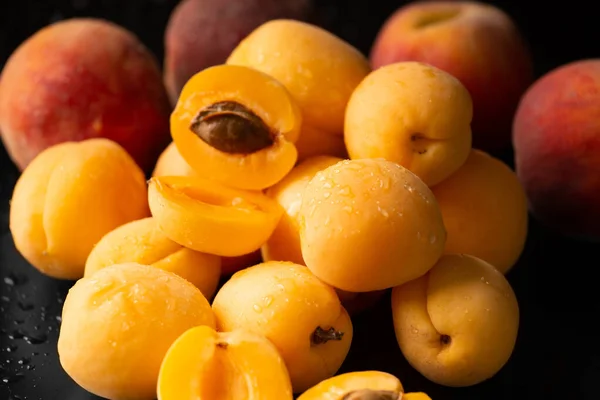 Handful Ripe Apricots Dark Background Useful Fruit Pineapple Apricots Black — Stock Photo, Image