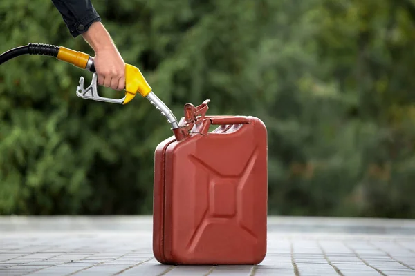 Man Fills Jerry Cans Gas Station Man Fills Gasoline Canister — Zdjęcie stockowe