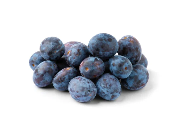 白い背景に青い生プラム 分離に梅の束 役に立つ果物 — ストック写真