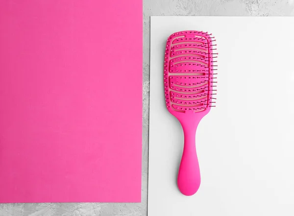 平面構成ピンクのヘアブラシピンクの葉のトップビューのコピースペースを背景に 美容師サービス — ストック写真