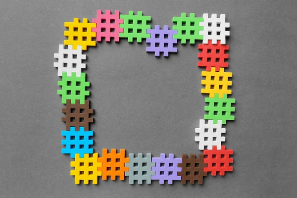 背景上不同颜色的片断 文字的位置 彩虹色 教育玩具 儿童发展 研究颜色 元素的连接 — 图库照片