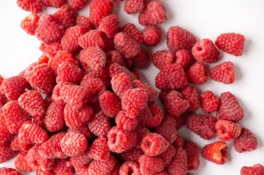 Beyaz arka planda bir avuç ahududu. Kullanışlı dut izole.