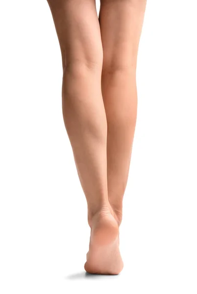 白い背景色にほっそりとした女性の足 女の足は隔離された 足のスキンケア ペディキュア — ストック写真