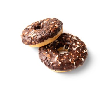 Beyaz arka planda beyaz, sütlü ve koyu çikolatalı iki parça çikolata serpiştirilmiş. Yüksek kalorili abur cubur. Tatlı atıştırmalık Kahvaltı için pişiriyorum..