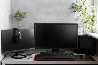 Apartmandaki programcının işyeri. Serbest çalışan birinin çalışma alanına sahip bir loggia tasarımı, masada monitörler, modern bir apartman dairesinde bir bilgisayar..