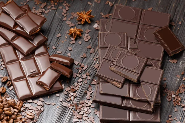 Whole Broken Chocolate Chocolate Bars Candies Chocolate Chips Dark Wooden — Stock Photo, Image