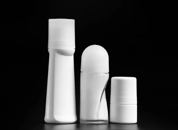 黒の背景に隔離された白い防虫デオドラントロールオンのセット 個人衛生のための白いプラスチック包装のモックアップ 汗や匂いから肌を保護するための蓋付き容器 — ストック写真