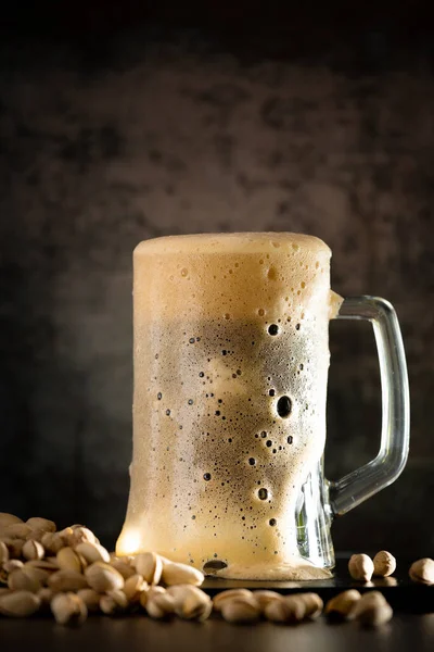 Dark Beer Foam Mug Handful Pistachios Dark Table Brown Background — Stock Photo, Image