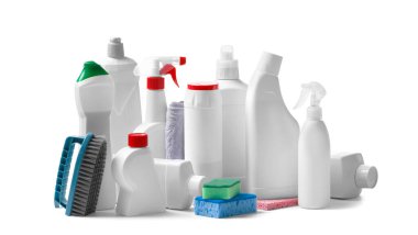 Beyaz üzerine izole edilmiş çeşitli plastik şişeler ve ev temizleme aletleri. Deterjanlar ve temizlik ürünleri paketlerde. Temizlik konsepti, temiz ev..