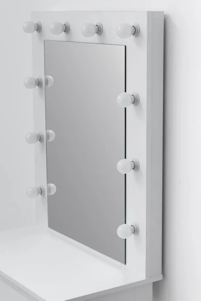 白い壁 クローズアップ テキストのためのスペースに対して大きな鏡とランプと現代的な白いドレッシングテーブルの一部 メイクアップアーティストの職場 ドレッシングルーム — ストック写真