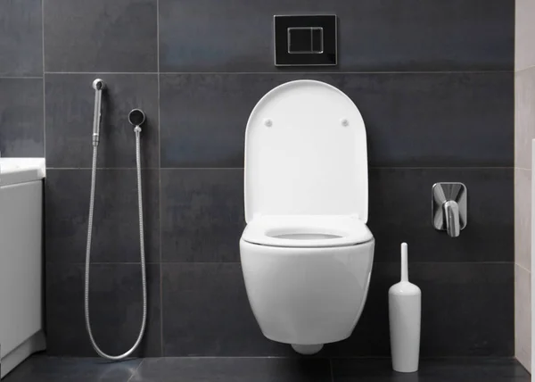 Modern Väggmonterad Vit Toalett Skål Krom Spolknapp Och Bidé Hygienisk — Stockfoto