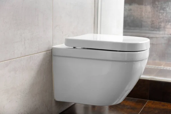 Modern Bir Banyonun Kısmı Duvarda Asılı Beyaz Bir Tuvalet Cam — Stok fotoğraf