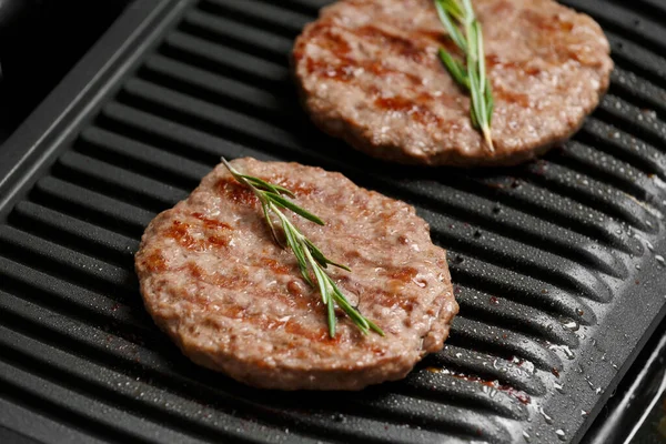 Rundvleespasteitjes Voor Een Hamburger Worden Gebakken Met Kruiden Een Slimme — Stockfoto