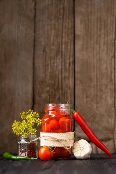 Eingelegte Kirschtomaten Offenen Glas Chilischoten Knoblauch Gewürze Und Kräuter Für — Stockfoto