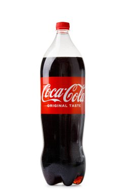 Nikolaev, Ukrayna, 30 Temmuz 2023. En popüler karbonatlı içecek olan büyük plastik şişe beyaz arka planda izole edilmiş Coca-Cola..