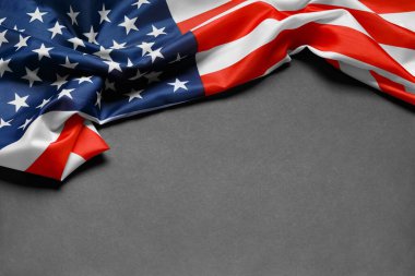 Siyah arka planda Amerikan bayrağı, kopyalama uzayı. Amerikan halkının gururu. ABD 'de bağımsızlık, özgürlük ve vatanseverliğin sembolü.