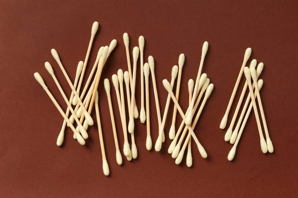 Cotonetes Algodão Bambu Botões Varas Fundo Marrom Vista Superior Produtos — Fotografia de Stock