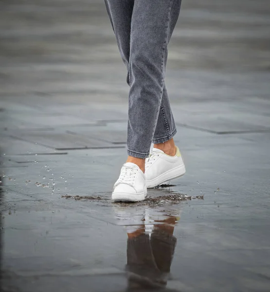 Ben Flicka Jeans Och Vita Sneakers Regnigt Väder Gata Staden — Stockfoto