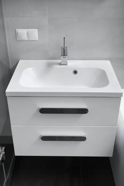 Μοντέρνο Εσωτερικό Μπάνιο Λευκό Νιπτήρα Συρτάρια Βρύση Χρωμίου Υποδοχή Και — Φωτογραφία Αρχείου