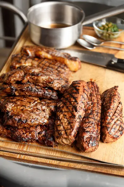 Verschillende Soorten Heerlijke Sappige Gegrilde Steaks Een Houten Plank Een — Stockfoto