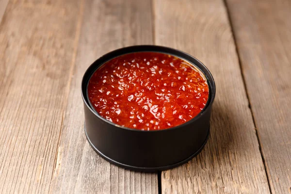 Roter Lachskaviar Einer Offenen Schwarzen Blechdose Auf Holzgrund Nützliche Delikatesse — Stockfoto