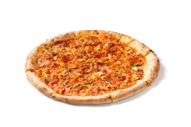 Beyaz arka planda izole edilmiş birkaç çeşit et ve jambonlu büyük bir pizza..