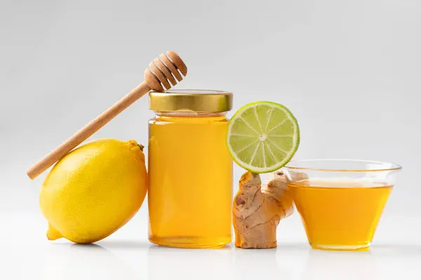 閉じた瓶 ディッパー レモン ライム ジンジャーでの蜂蜜の概念的な構成 柑橘類の果物と蜂蜜の寿命について 有機製品のコンセプト — ストック写真