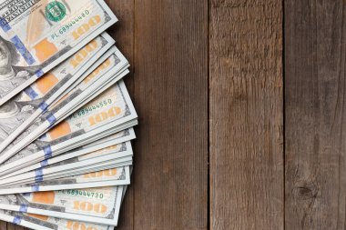 100 dolarlık banknotların çoğu ahşap arka planda, fotokopi alanında bir vantilatörde katlanır. Para, banknotlar, başarı konsepti, iş, zenginlik.