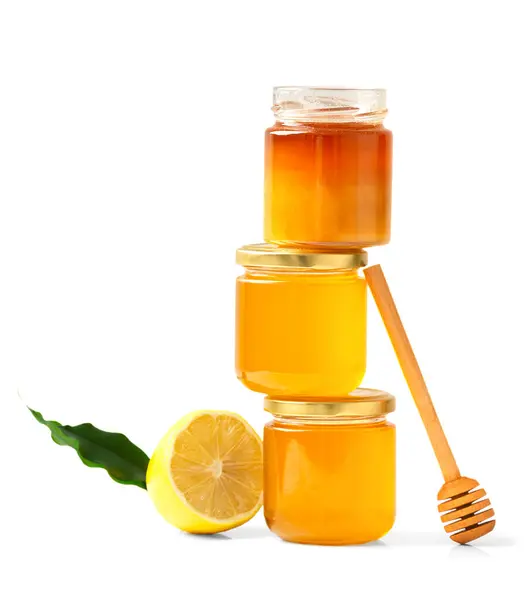 ディッパー付きのガラス瓶で蜂蜜 ホワイトバックグラウンドの瓶の有機蜂蜜 上に蜂蜜と緑の葉を分離したレモンで開いた閉じた瓶 蜂蜜瓶の概念的な構成 — ストック写真