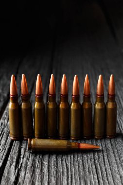 Mühimmat, mermi, ateşli silahlar için gerçek mühimmat siyah ahşap arka planda