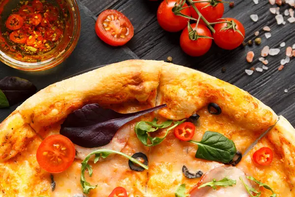 Pizza Avec Viande Séchée Jambon Olives Fromage Herbes Sauces Légumes Image En Vente