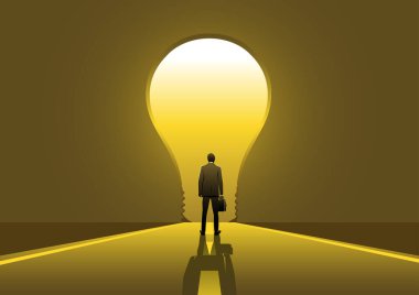 Ampul şeklindeki kapının önünde duran bir iş adamı.