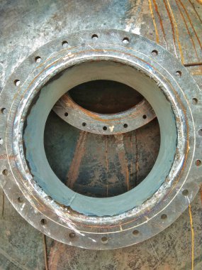 Su arıtma için demirden yapılmış aktif karbon filtresinin fotoğrafını kapat