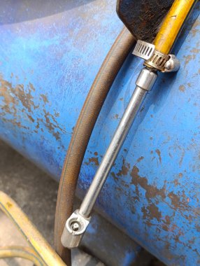 Motosiklet tamirhanesinde araç lastiklerini şişirmek için kullanılmazken lastik kapağını kapat.