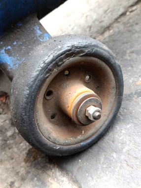 Lastiği aşınmış hava kompresörü lastiği olan bir tekerleği kapat.