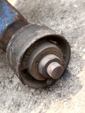 Yıpranmış lastik lastikle hava kompresörünün tekerleğini kapat.