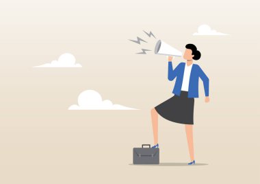 İş kadını lideri megafonla yüksek sesle konuşuyor.