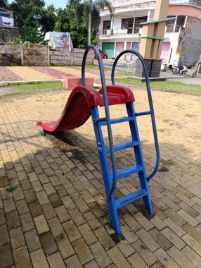 Şehir parkındaki çocuklar için her 1 renkli kaydırağın 2 'si plastik ve çelik.