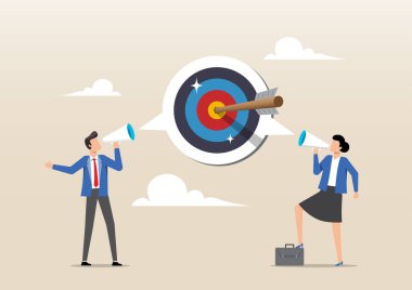 İş adamları megafonla konuşuyor. Aynı hedef.