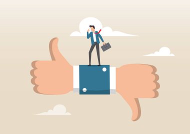 Düşünceli iş adamı başparmağını kaldırıyor ve geri bildirimi geri çeviriyor.