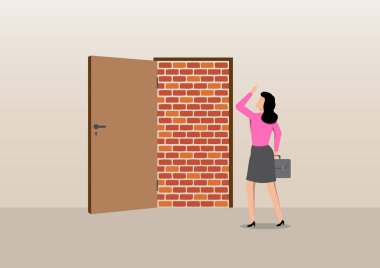 Bir iş kadını tasviri, bir evrak çantası taşıyor, açık kahverengi bir kapının arkasındaki tuğladan duvara bakarken şaşkınlıkla ya da korkuyla ayakta duruyor.