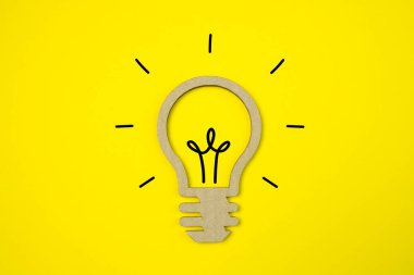 Sarı pastel arka planda karton lambalı düz dizayn fikri..