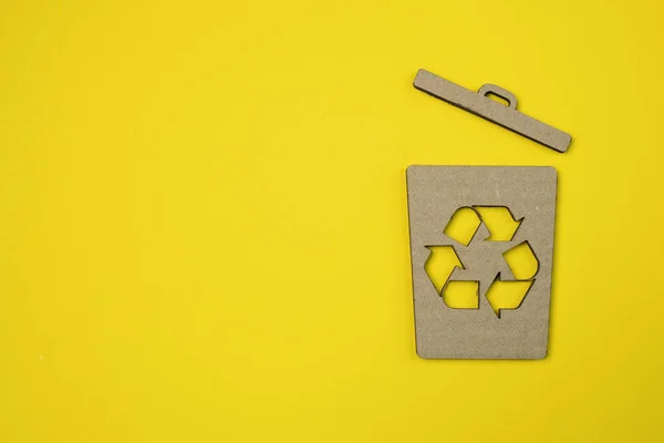 Papiermüllcontainersymbol Auf Gelbem Hintergrund Mülltonnen Mülltonnen Globale Kampagne Gegen Umweltverschmutzung — Stockfoto
