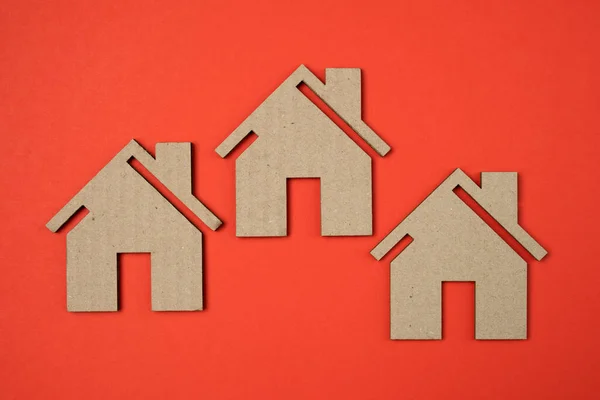 Haus Konzept Mit Häusern Form Karton Auf Rotem Papier Hintergrund — Stockfoto