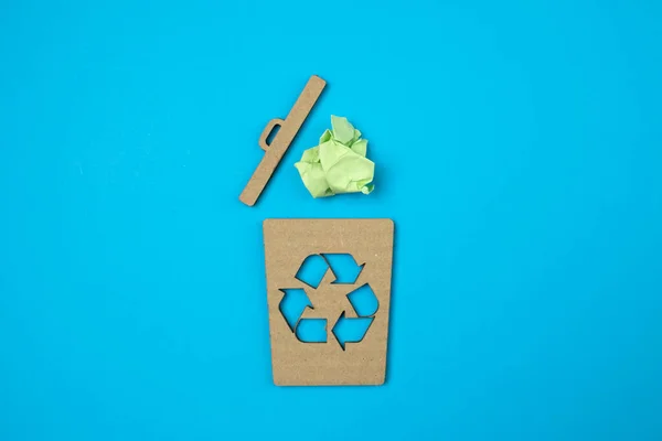Kartonnen Vuilnisbak Van Hergebruik Verminderen Recyclen Symbool Met Gratis Copyspace — Stockfoto
