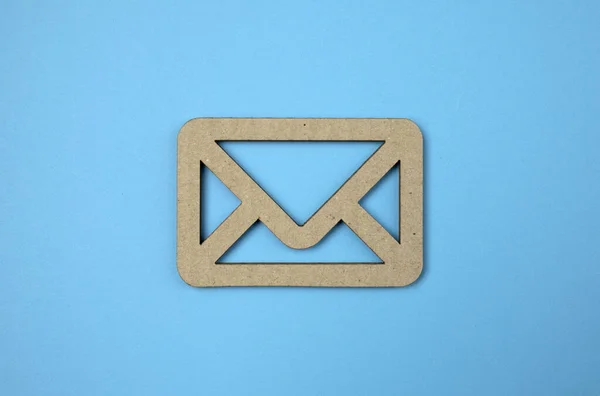 Envelope Papelão Branco Isolado Fundo Azul Com Espaço Livre Copyspace — Fotografia de Stock