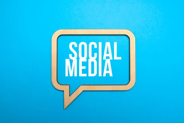 Bolla Vocale Legno Con Parole Social Media Sullo Sfondo Blu — Foto Stock